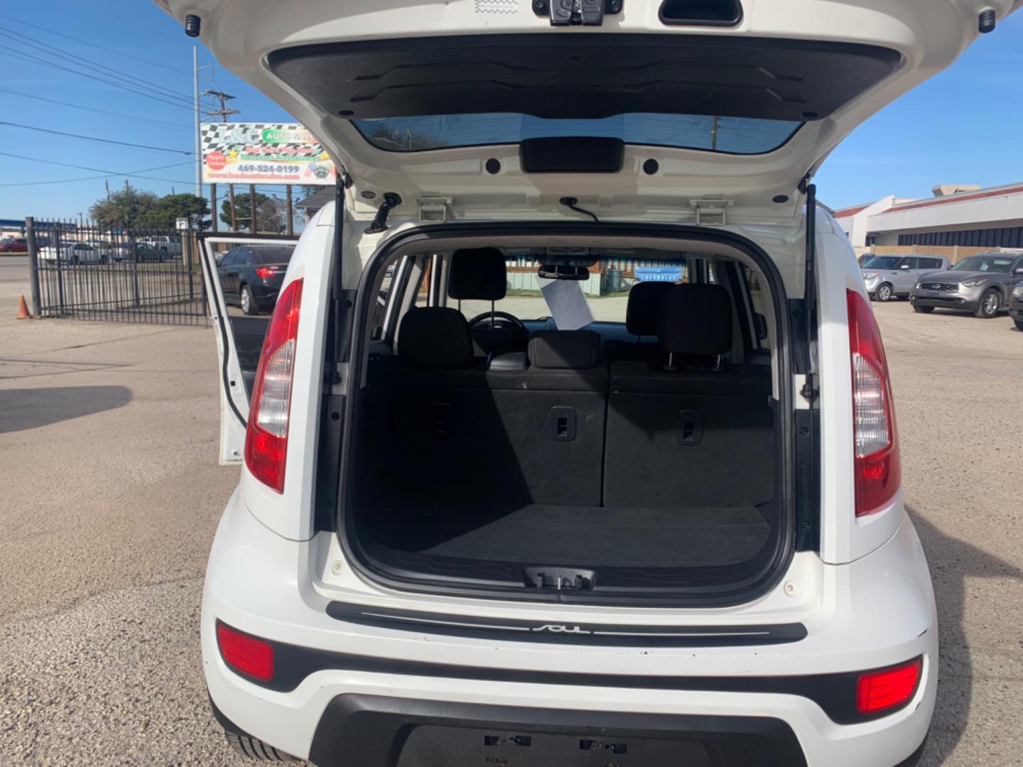 2013 White /Black Kia Soul ! (KNDJT2A62D7) with an 2.0L L4 DOHC 16V engine, AUTOMATIC transmission, located at 1830 North Belt Line Road, Irving, TX, 75061, (469) 524-0199, 32.834373, -96.993584 - Photo#7